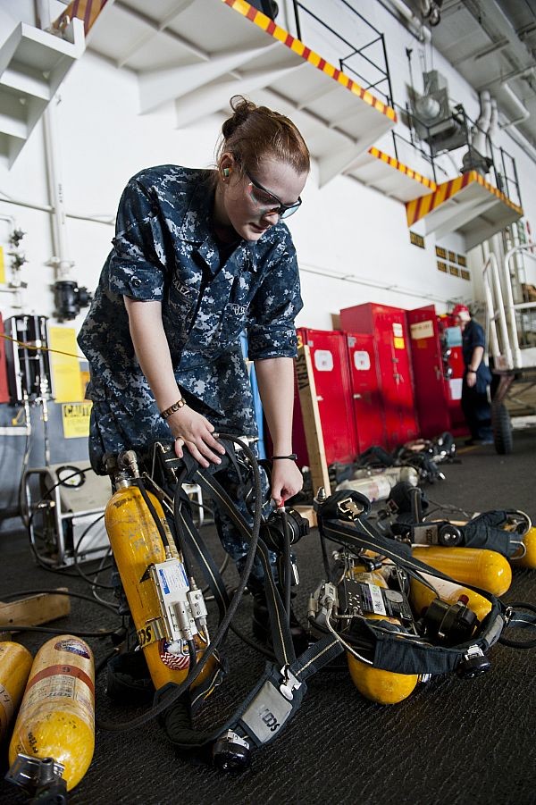Một nữ binh sỹ Hải quân Mỹ đang nạp lại các bình dưỡng khí để chuẩn bị cho một đợt huấn luyện tổng hợp trên tàu sân bay lớp Nimitz đó là hàng không mẫu hạm USS John C. Stennis (CVN 74) (ảnh ngày 31/8/2011).